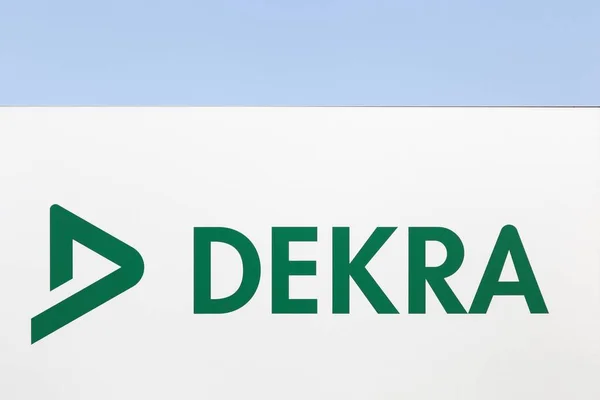 Kamen Germany July 2018 Dekra Logo Wall Dekra Vehicle Inspection — Stock Photo, Image