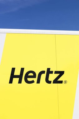 Aarhus, Danimarka - 25 Ağustos 2019 Hertz logosu bir kamyonda. Hertz, dünya çapında 145 ülkede uluslararası konumları olan bir araba kiralama şirketi.