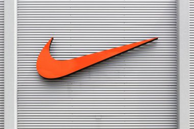 Bremen, Almanya - 2 Temmuz 2017: Nike logosu bir mağazanın ön cephesinde. Nike, Beaverton, Oregon, ABD merkezli bir Amerikan spor ekipmanı şirketidir.