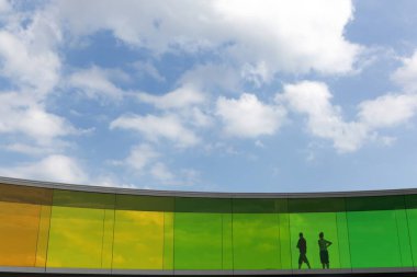 Aarhus, Danimarka - 27 Temmuz 2011: Danimarka 'nın Aarhus kentindeki Aros çağdaş sanat müzesinde gökkuşağı panoraması