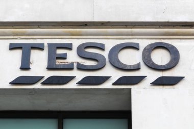 Londra, Birleşik Krallık - 31 Ocak 2018: Duvardaki Tesco logosu. Tesco, İngiltere 'nin Welwyn Garden şehrinde merkezi bulunan çok uluslu bir market ve genel ürün perakendecisi.