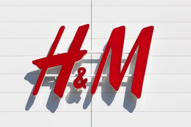 Creches, Fransa - 28 Mayıs 2020: H & M logosu ön cephede. H & M, erkekler, kadınlar, gençler ve çocuklar için giydiği hızlı moda kıyafetleriyle tanınan İsveçli bir perakende giyim şirketidir.