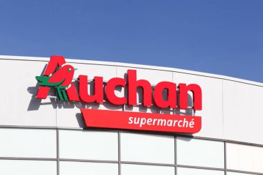 Massieux, Fransa - 14 Mart 2018: Duvardaki Auchan süpermarket logosu. Auchan uluslararası bir perakende satış grubudur ve 15 ülkede bulunan dünyanın en önemli dağıtım gruplarından biridir.