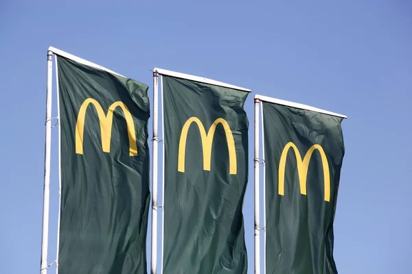 Villefranche Fransa Mayıs 2020 Donald Bayrakları Mcdonald Dünyanın Büyük Hamburger — Stok fotoğraf