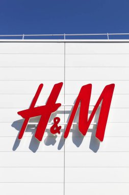 Creches, Fransa - 28 Mayıs 2020: H & M logosu ön cephede. H & M, erkekler, kadınlar, gençler ve çocuklar için giydiği hızlı moda kıyafetleriyle tanınan İsveçli bir perakende giyim şirketidir.