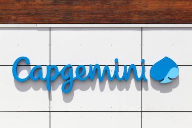 Montbonnot, Fransa - 15 Haziran 2019 Capgemini logosu. Capgemini, merkezi Fransa 'nın başkenti Paris' te bulunan çok uluslu bir iş danışmanlık şirketidir.