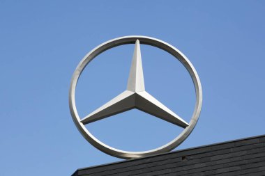 Amager, Danimarka - 3 Ağustos 2019 Mercedes logosu. Mercedes-Benz, Alman otomobil üreticisi Daimler AG 'nin çok uluslu bir bölümü.