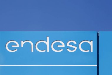 Saint Etienne, Fransa - 21 Haziran 2020: Panelde Endesa logosu. Endesa, İspanya 'nın en büyük elektrik hizmet şirketidir. İtalyan kamu hizmetleri şirketi Enel 'in çoğunluk hissesine sahip bir yan kuruluşu.