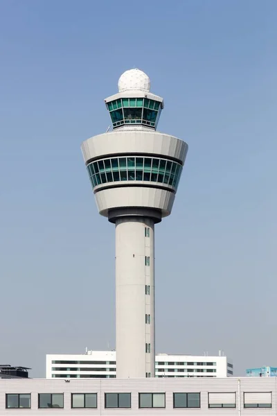 オランダのアムステルダム空港スキポールの航空交通管制塔 — ストック写真