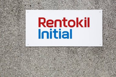 Ega, Danimarka - 25 Temmuz 2020: Rentokil İlk logosu duvara asıldı. Rentokil Initial bir İngiliz iş hizmetleri grubudur ve şirketler için hijyen hizmetleri konusunda uzmandır.