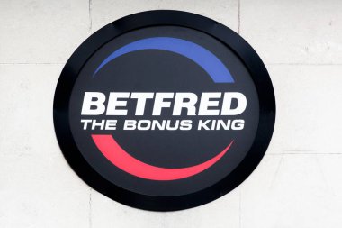 Londra, Birleşik Krallık - 25 Eylül 2019: Duvardaki Betfred logosu. Betfred, Birleşik Krallık merkezli bir bahisçi, Fred ve Peter Done tarafından kuruldu.