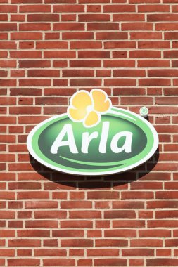 Aarhus, Danimarka - 22 Ağustos 2015: Duvarda Arla Gıda logosu. Arla Gıda, Aarhus, Danimarka merkezli uluslararası bir kooperatiftir ve İskandinavya 'nın en büyük süt ürünleri üreticisidir.