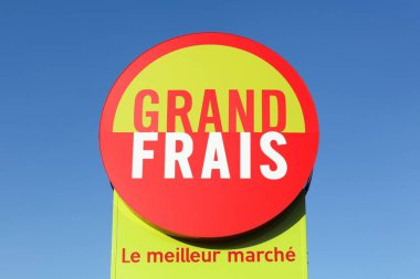 Chatenoy, Fransa - 5 Temmuz 2020 Grand Frais süpermarket logosu. Grand Frais, Fransız bir süpermarkettir. Taze ürünler ve dünyanın marketlerinde uzmanlaşmıştır.
