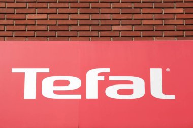 Tournus, Fransa - 5 Temmuz 2020: duvardaki Tefal logosu. Tefal, Groupe SEB 'nin sahibi olduğu Fransız tencere ve küçük alet üreticisi. 