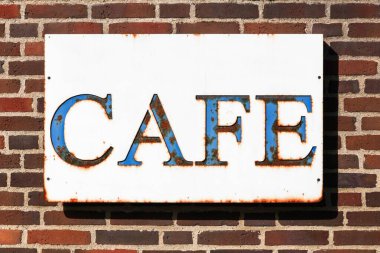 Duvardaki kafe tabelası.