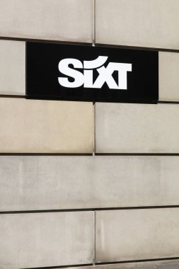 Aarhus, Danimarka - 25 Ağustos 2019: Duvarda altı logo. Sixt, 105 'ten fazla ülkede yaklaşık 4 bin yeri bulunan çok uluslu bir Avrupa araba kiralama şirketi.