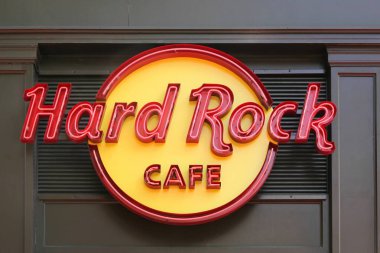 Lyon, Fransa - 5 Eylül 2019: Lyon 'da bir duvarda hard rock kafe logosu. Hard Rock Cafe Inc., 1971 yılında kurulan bir tema restoran zinciri. 
