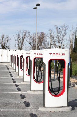 Sance, Fransa - 15 Mart 2020 Tesla süperşarj istasyonu. Tesla, lüks elektrikli arabalar tasarlayan, üreten ve satan bir Amerikan otomobil ve enerji depolama şirketidir.