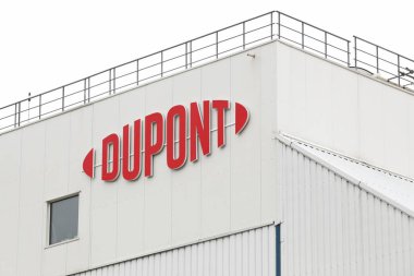 Sassenage, Fransa - 10 Eylül 2019: DuPont fabrikası. DuPont, Amerika 'nın en yenilikçi şirketlerinden biri ve bir Amerikan kimya şirketi.
