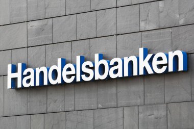 Aarhus, Danimarka - 7 Ağustos 2020: duvardaki Handelsbanken logosu. Handelsbanken, İsveç 'in 460' tan fazla şubesi olan ve uluslararası bankacılık hizmetleri sunan bir İsveç bankasıdır.