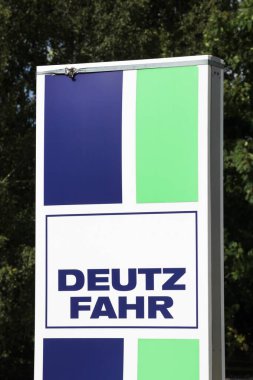 Morke, Danimarka - 6 Ağustos 2020: bir panelde Deutz Fahr logosu. Deutz-Fahr bir traktör markası ve diğer tarım ekipmanları.