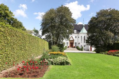 Aarhus, Danimarka - 19 Ağustos 2017: Marselisborg Sarayı, Danimarka Kraliyet ailesinin Aarhus 'taki kraliyet konutudur. 1967 'den beri Kraliçe 2. Margrethe' nin yazlık evi.