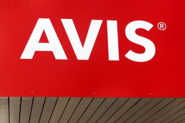 Vejle, Danimarka - 25 Mart 2017: Duvardaki Avis logosu. Avis, merkezi New Jersey, ABD 'de bulunan bir araba kiralama şirketi.