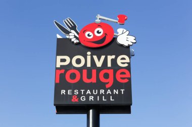 Belleville, Fransa - 20 Mart 2018: bir direğin üzerindeki kırmızı restoran logosu. Rouge, Fransa 'da bulunan bir restoran zinciri. Normalde Les Mousquetaires' e ait büyük alışveriş parklarında bulunur.