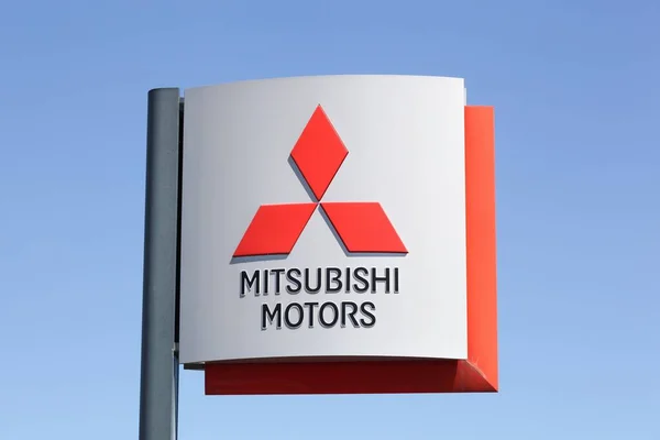 Roanne Frankrijk Mei 2020 Mitsubishi Motors Logo Een Paneel Mitsubishi — Stockfoto