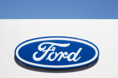 Risskov, Danimarka - 11 Mayıs 2019: Ford logosu duvarda. Ford, merkezi Dearborn, Michigan, ABD 'de bulunan çok uluslu bir otomobil üreticisi.