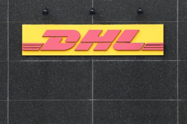 Stilling, Danimarka - Juillet 17, 2019: Ön cephede DHL logosu. DHL Express, Alman lojistik şirketi Deutsche Post DHL 'in uluslararası posta hizmetleri sağlayan bir bölümüdür.