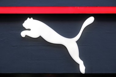 Londra, Birleşik Krallık - 31 Ocak 2018: Duvarda Puma logosu. Puma, Almanya merkezli spor ayakkabıları, spor kıyafetleri üreten çok uluslu bir Alman firması.