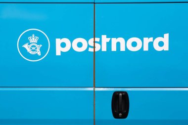 Risskov, Danimarka - 11 Mayıs 2019: Bir aracın posta logosu Postnord, birleşmiş iki posta şirketinin Posten AB ve Post Danimarka 'nın holding şirketinin adı. 