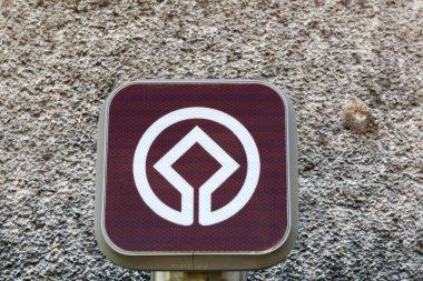 Montrachet, Fransa - 5 Temmuz 2020: duvardaki UNESCO logosu. UNESCO, Birleşmiş Milletler Eğitim, Bilim ve Kültür Örgütü, Birleşmiş Milletler 'in Paris merkezli özel bir kuruluşudur.