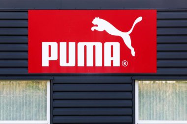 Skanderborg, Danimarka - 16 Temmuz 2019: cephede Puma logosu. Puma, spor kıyafetlerinin yanı sıra spor ayakkabıları üreten çok uluslu bir Alman firması. 