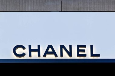 Kopenhag, Danimarka - 2 Nisan 2019: Duvardaki Chanel logosu. Chanel, özel tasarım ve hazır giyim, lüks eşyalar ve moda aksesuarları üzerine uzmanlaşmış bir Fransız yüksek moda evi.