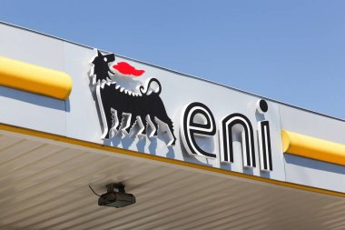 Vaux, Fransa - 20 Eylül 2019: ENI logosu bir benzin istasyonunda. ENI merkezi Roma, İtalya 'da bulunan bir İtalyan petrol şirketidir. Küresel süperliderler arasında kabul edilir, 79 ülkede faaliyet göstermektedir. 