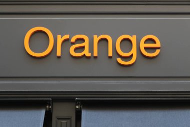 Lyon, Fransa - 26 Mayıs 2017: Duvardaki turuncu logo. Orange, eski adıyla France Telecom, Fransız çokuluslu telekomünikasyon şirketi.