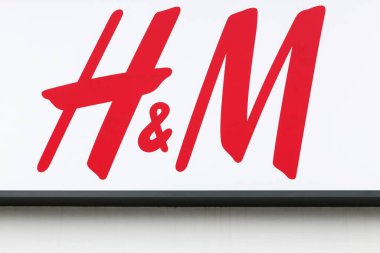 Hjorring, Danimarka - 28 Haziran 2015: H & M logosu. H & M, erkekler, kadınlar, gençler ve çocuklar için giydiği hızlı moda kıyafetleriyle tanınan İsveçli bir perakende giyim şirketidir.