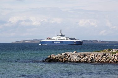 Saelvig, Danimarka - 26 Temmuz 2020: Feribot Jutland yakınlarındaki Hou limanı ile Samsoe adası arasında yol alıyor.