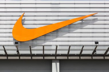 Bremen, Almanya - 2 Temmuz 2017: Nike logosu bir mağazanın ön cephesinde. Nike, Beaverton, Oregon, ABD merkezli bir Amerikan spor ekipmanı şirketidir.