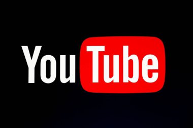 Roanne, Fransa - 31 Mayıs 2020: YouTube logosu duvarda. YouTube, merkezi San Bruno, Kaliforniya 'da bulunan bir Amerikan çevrimiçi video paylaşım platformudur.