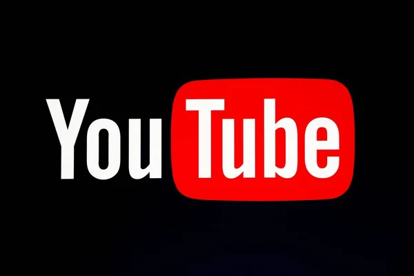 Roanne, Fransa - 31 Mayıs 2020: YouTube logosu duvarda. YouTube, merkezi San Bruno, Kaliforniya 'da bulunan bir Amerikan çevrimiçi video paylaşım platformudur.