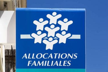 Villefranche, Fransa - 17 Mayıs 2020: Caisse d 'allocations familiales (CAF) Fransız sosyal güvence birimidir.