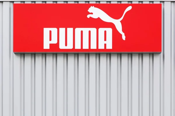 ドイツ ブレーメン 2017年7月2日 壁にプーマのロゴ プーマは ドイツに本社を置くスポーツウェア カジュアルシューズ スポーツウェアを生産するドイツの大手多国籍企業です — ストック写真
