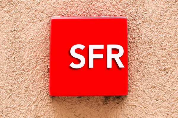 Voiron フランス 2018年6月1日 壁にSfrロゴ Sfrは 消費者に音声 ビデオ データ およびインターネット通信とプロフェッショナルサービスを提供するフランスの通信会社です — ストック写真