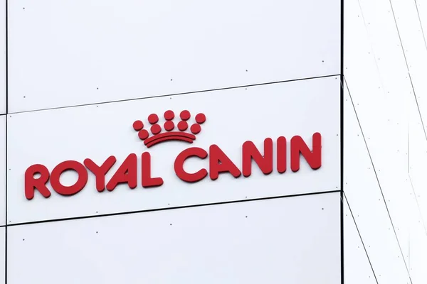 2019年8月3日 壁にロイヤル キャニンのロゴ 世界中の犬と猫の飼料を製造 供給しています — ストック写真