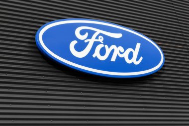 Skanderborg, Danimarka - 21 Ekim 2017: duvarda Ford logosu. Ford, merkezi Dearborn, Michigan, ABD 'de bulunan çok uluslu bir otomobil üreticisi.