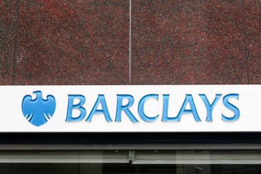 Londra, Birleşik Krallık - 25 Eylül 2019: Barclays banka logosu duvarda. Barclays, merkezi Londra 'da bulunan bir İngiliz çok uluslu bankacılık ve finans şirketi.