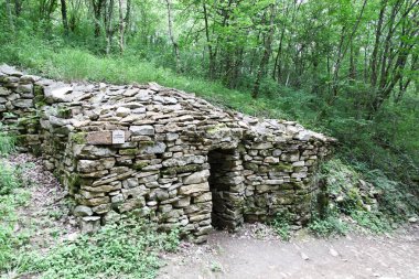 Fransa 'nın Saint Cyr au Mont d' or şehrinde Fransızca 'da Caborne denilen eski ve tipik bir taş kulübe.